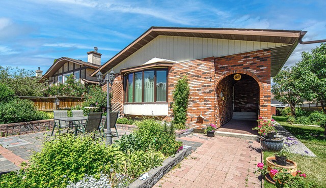 Nice 5 Beds Double Garage Fully Fence Yard Close to Stempede 10 mins to DT in Calgary