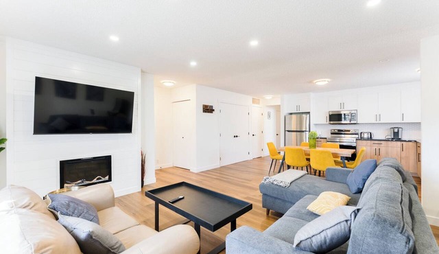 Nordic SPA Retreat, Hot Tub, Sleeps 8, Near Downtown and 15 min to the Airport!