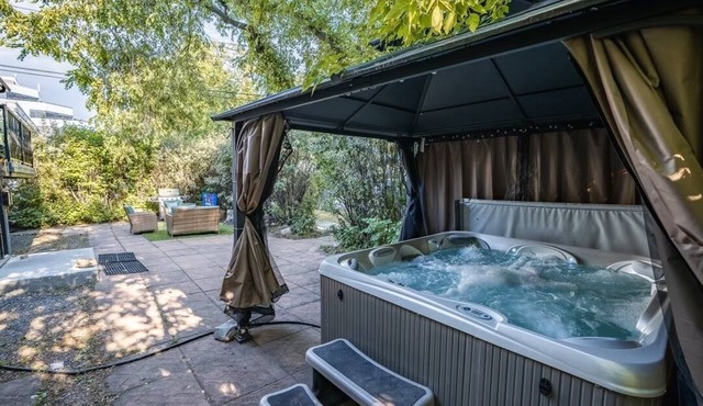 Nordic SPA Retreat, Hot Tub, Sleeps 16, Near Downtown and 15 min to the Airport!