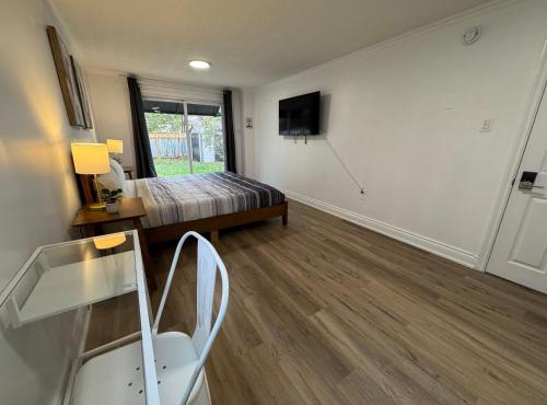 North Barrie !B Stylish and Spacious Private Bedroom with Shared Bathroom