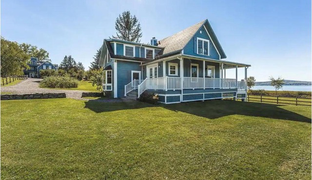 North House - Lovely Lac-Brome 3 Bedroom Lakefront Cottage