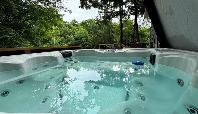 Northern Cottage with Hot Tub, Trent Lakes