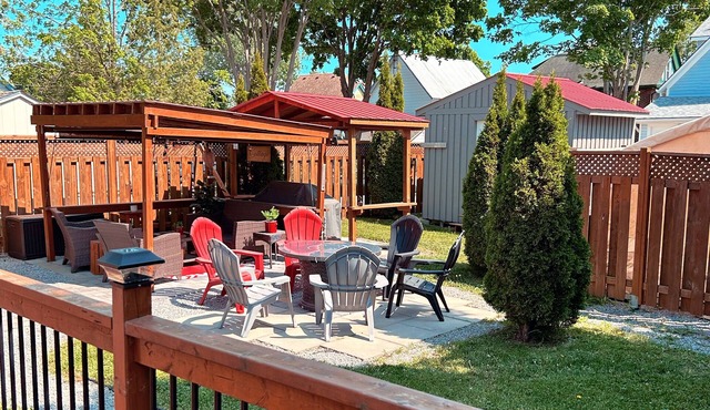 Oak Street Cottage - 3BRM with Backyard Retreat