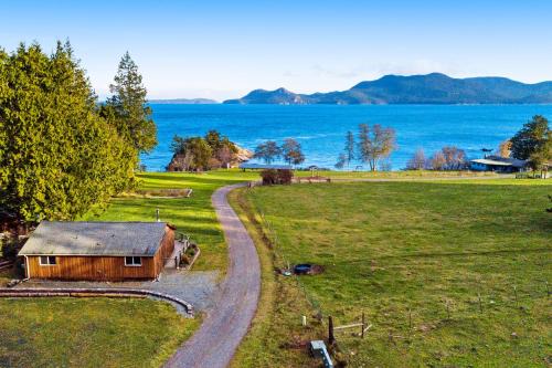 Obstruction Pass Cottage in Olga
