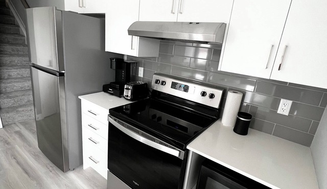 OCD Clean Townhouse - 2 Bedroom (King Bed) + Balcony