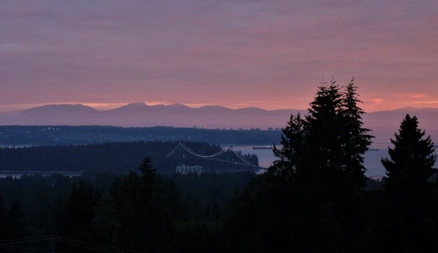 Ocean/city views; near downtown Vancouver, skiing, cruise ships; treehouse; deck