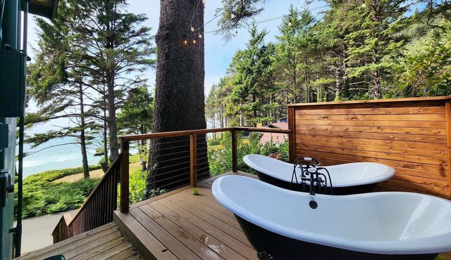 Ocean Front, The Pink Oyster @ Betty's Beachside, Stairs to the Beach! in Yachats