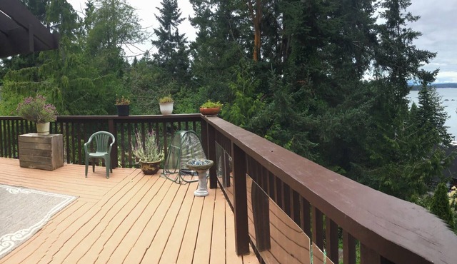 Ocean view 2 bedroom suite 1 km from ferries 11 mins from International Airport