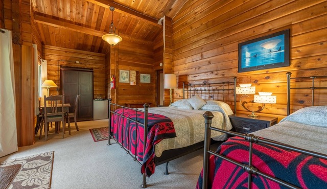 Ocean View Lodge with two double beds, deck, ocean view. Hot breakfast included.