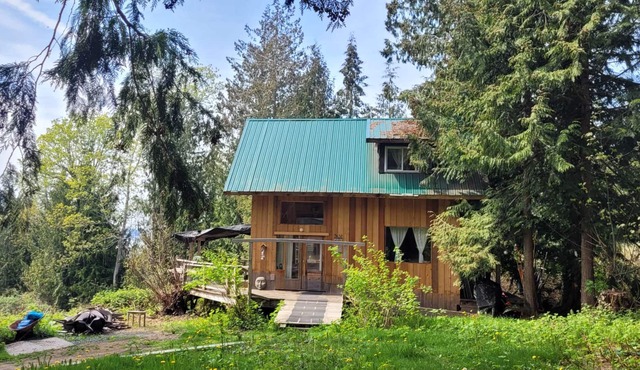 Ocean views 2-bedroom rustic cabin with soaker tub