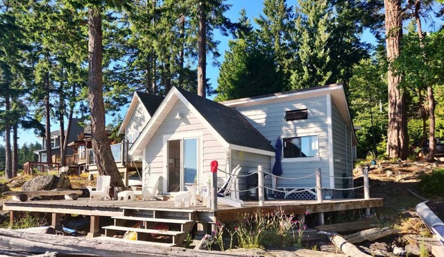 Ocean Waterfront in Halfmoon Bay, BC - long-term rental - minimum 1 month