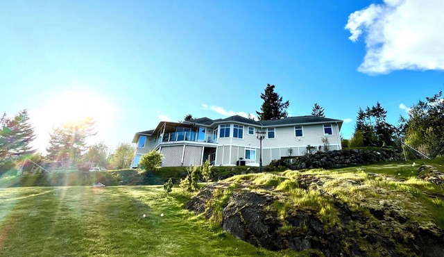 Oceana Acres! Mountain top ocean view on a quiet, wildlife filled sanctuary