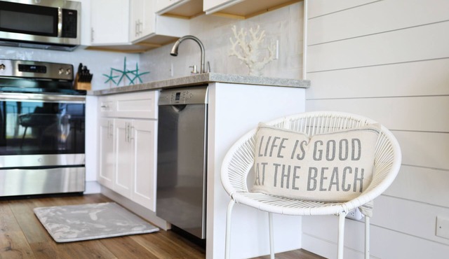 Oceanfront, Exceptionally Remodeled, Split A/C, King bed, OH the sunsets in Kihei