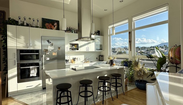 Oceanfront Penthouse with Private Rooftop, Covered Balcony & Ocean/Mountain View