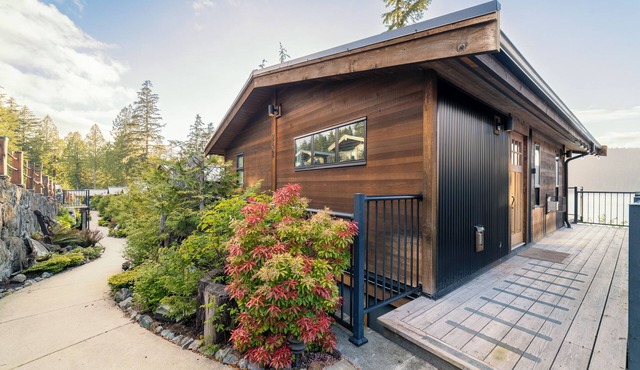 Oceanfront Sleep 7 with amazing views in Port Renfrew