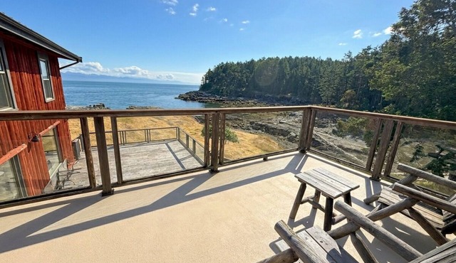 Oceanfront Suite with Private Deck & Ensuite Bath - Rm 11