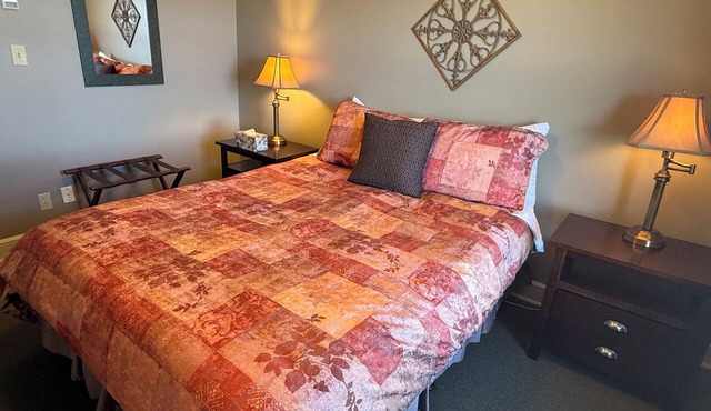 Oceanfront Suite with Relaxing Tub & Private Bath - Rm 5