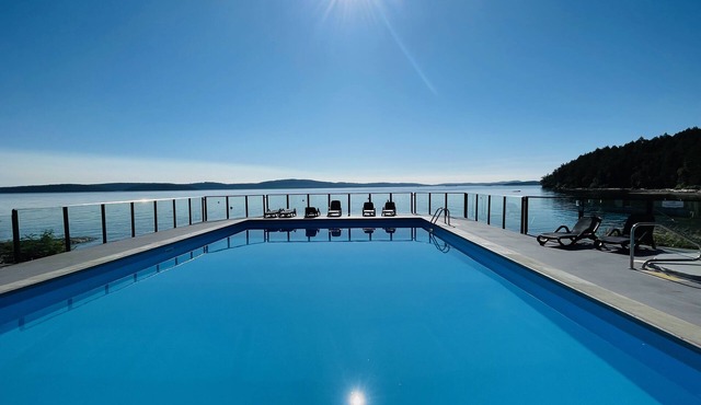 Oceanside Townhome at the Inn of the Sea: hot tub, pool, private dock + more!