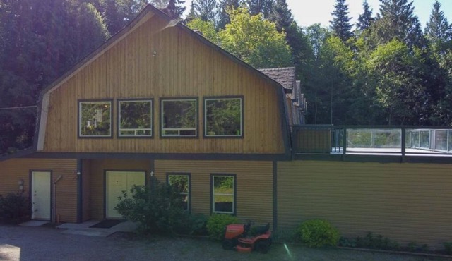 Old timely private property 3 bedrooms with huge private lot
