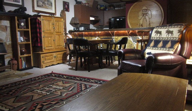 On Hill, Luxury King Bed, Daylodge Ski Locker! 2 baths, hot tubs,
