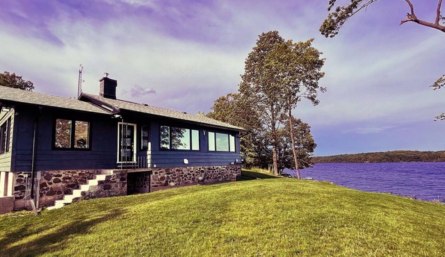 On The Point-Panoramic Waterfront Cottage Rental