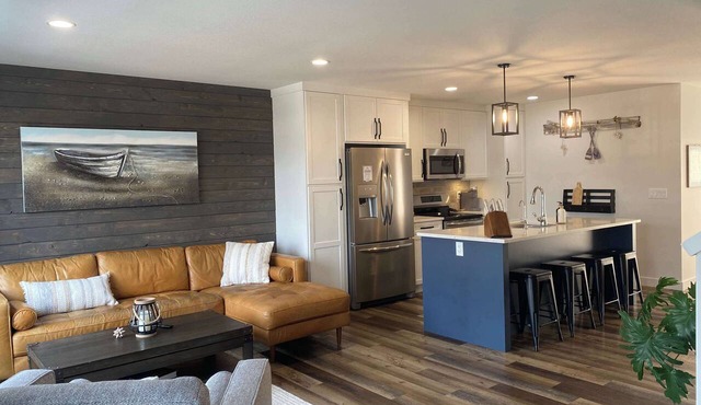 On The Ridge | 3BR Sylvan Lake Retreat | Sleeps 8!
