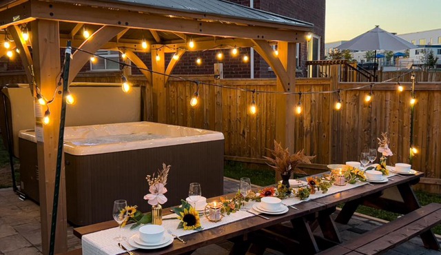 Oshawa Family Haven - Luxury 7BR Villa with Cozy Fireplaces & Hot Tub