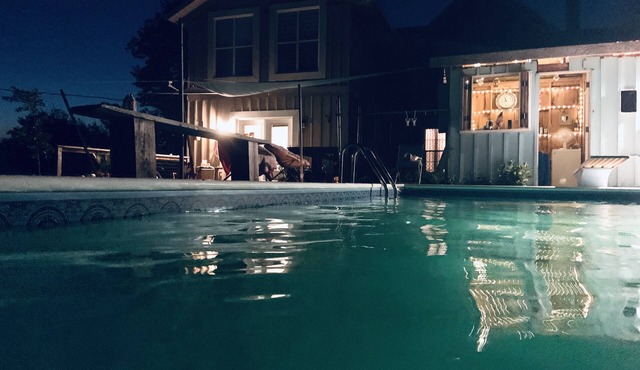 Over the Rainbow Farm - heated pool, 12 acres, 7 bedrooms, close to PEC