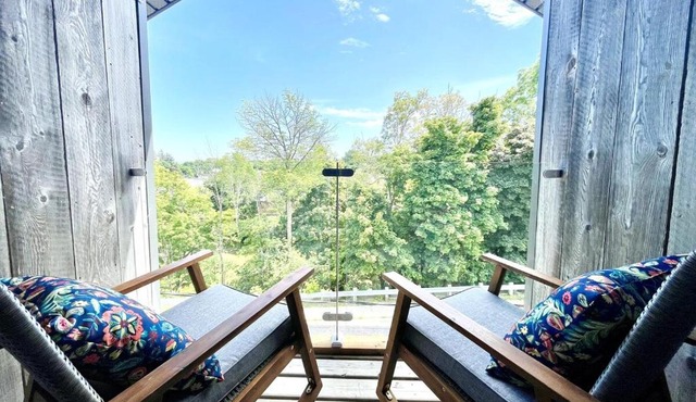 "Paddle" at Hills Meaford, Penthouse 3rd Floor Suite w Deck & Balcony