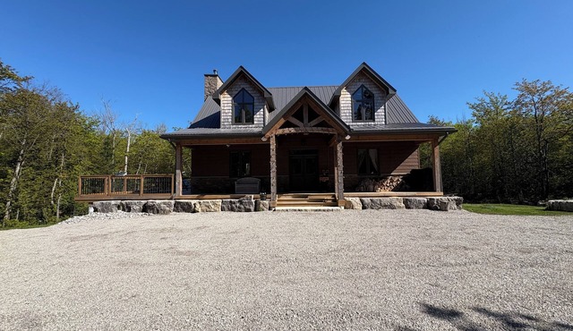 Pampered Bear's Den-Delightful Forest retreat located close to Georgian Bay