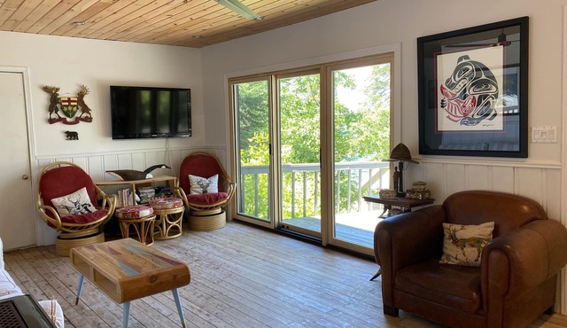 Papineau Lake cottage and converted boathouse, clean water, sleeps up to 10.