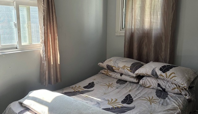 Peaceful Bedroom W/Wooden Desk 5-min to Toronto Pearson AirPort!