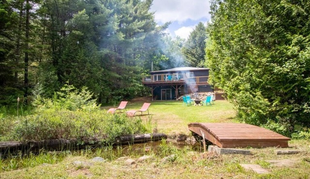 Peaceful Chalet on Pristine Lac de l'Abies in Labelle, QC. Dogs Welcome!