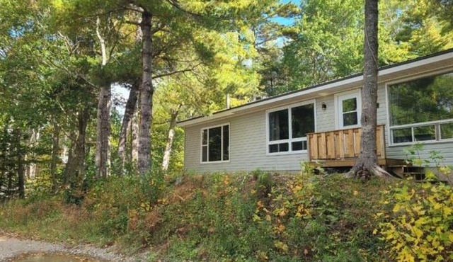 Peaceful cozy cottage next to Welshtown Lake with fire bit in the back yard. in Shelburne