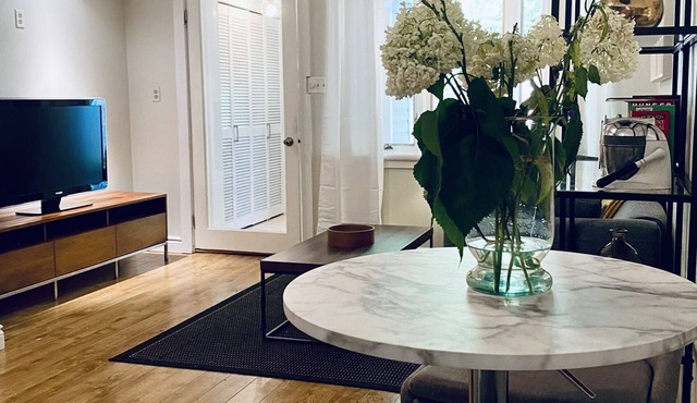 Peaceful garden apartment in the heart of Leslieville/Danforth, fully equipped