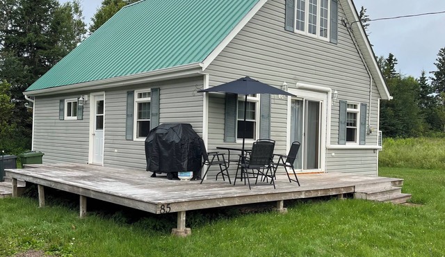 Peaceful ocean view cottage in quiet area - kid friendly private beach