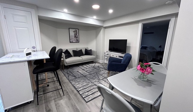 Peaceful & quiet 2 bedroom apartment in the quaint residential Town of Oakville.