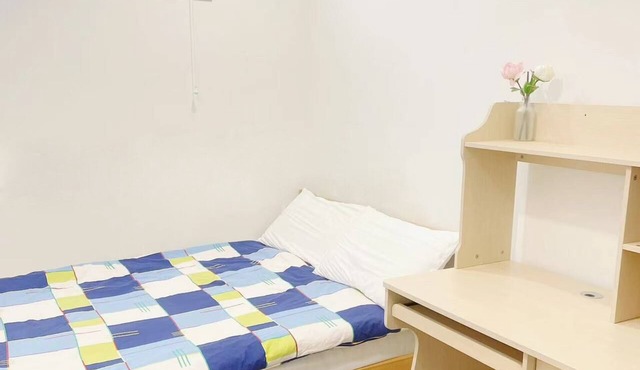 Peaceful room with Kitchen, Washing Machine and Internet near Beach, Broadway,DT