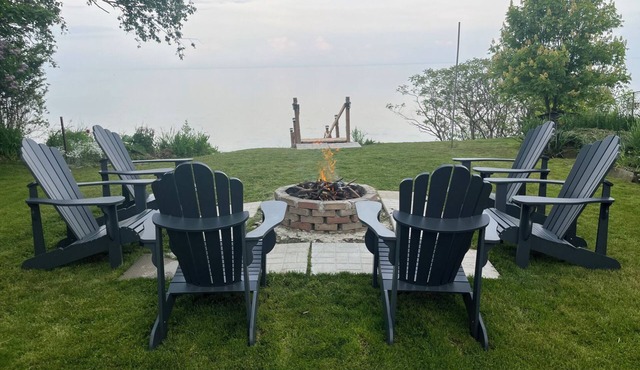 Peaceful, warm and cozy cottage retreat on Lake Erie with fireplace & fire pit