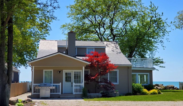 'PELEE SHORES' Point Pelee Lakefront Vacation Cottage