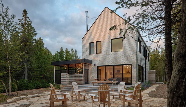 Peninsula House: a modern North Bruce waterfront