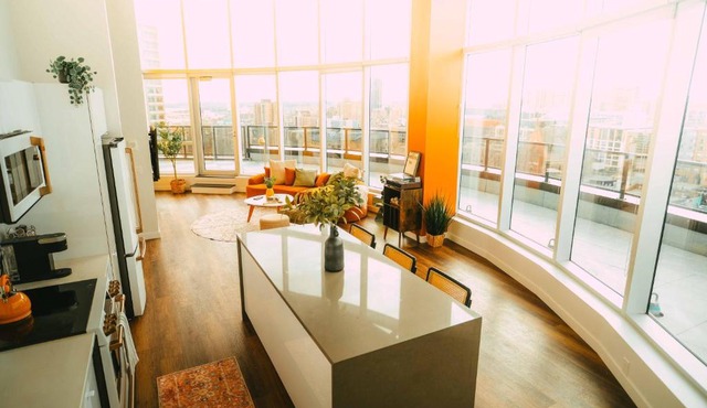 Penthouse - Luxe Stay with Views - Free Parking