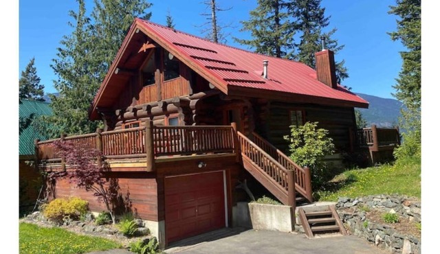 PERFECT FAMILY GETAWAY CABIN SLEEPS 12 WITH PRIVATE BEACH ON KOOTENAY LAKE