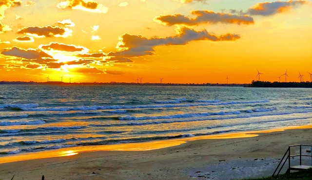 Perfect Family Lake Erie Beach House with Private Sandy Beach & Amazing Sunsets