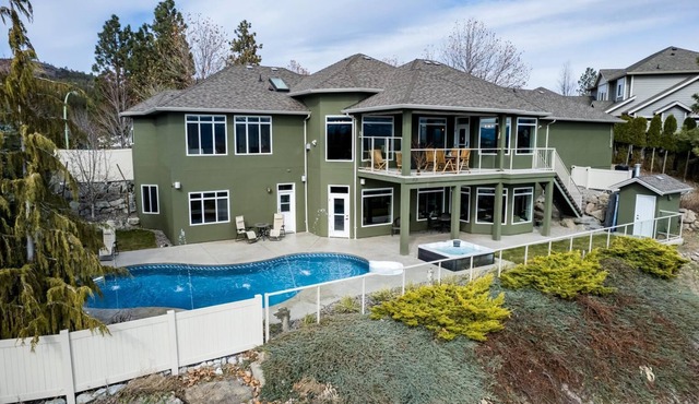 Perfect for Large Groups, Stunning views, theatre room, swimming pool, hot tub.
