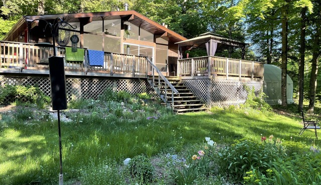 Perfect Getaway Only 60 min From Toronto. Next to Ste. Anne's Spa.