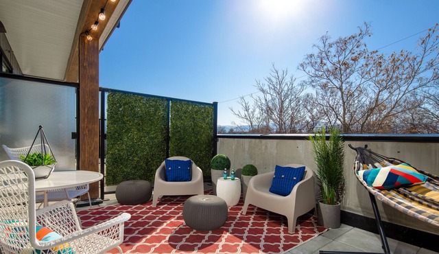 ★ PERFECT SPOT DT ★ Large Private Patio, Sandy Beaches, Nightlife & King Bed