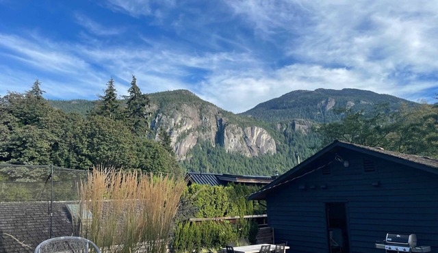 Pet and Family-friendly Oasis In Beautiful Smoke Bluffs Park