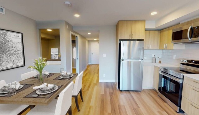 Pet Friendly - 408 E Columbia – 2 Bedroom with Balcony