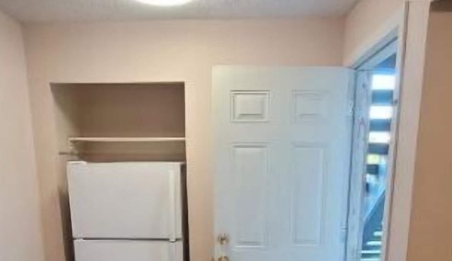 Pet Friendly + Close to airport + Downtown